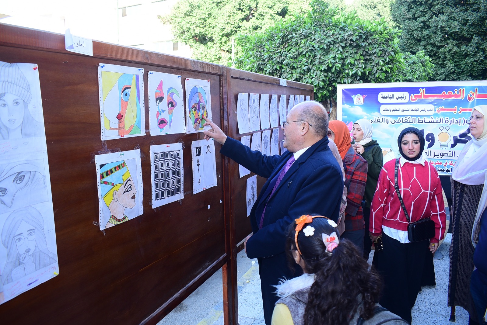 إبداعات طلابية تتألق في مهرجان فكرة ولون في جامعة سوهاج