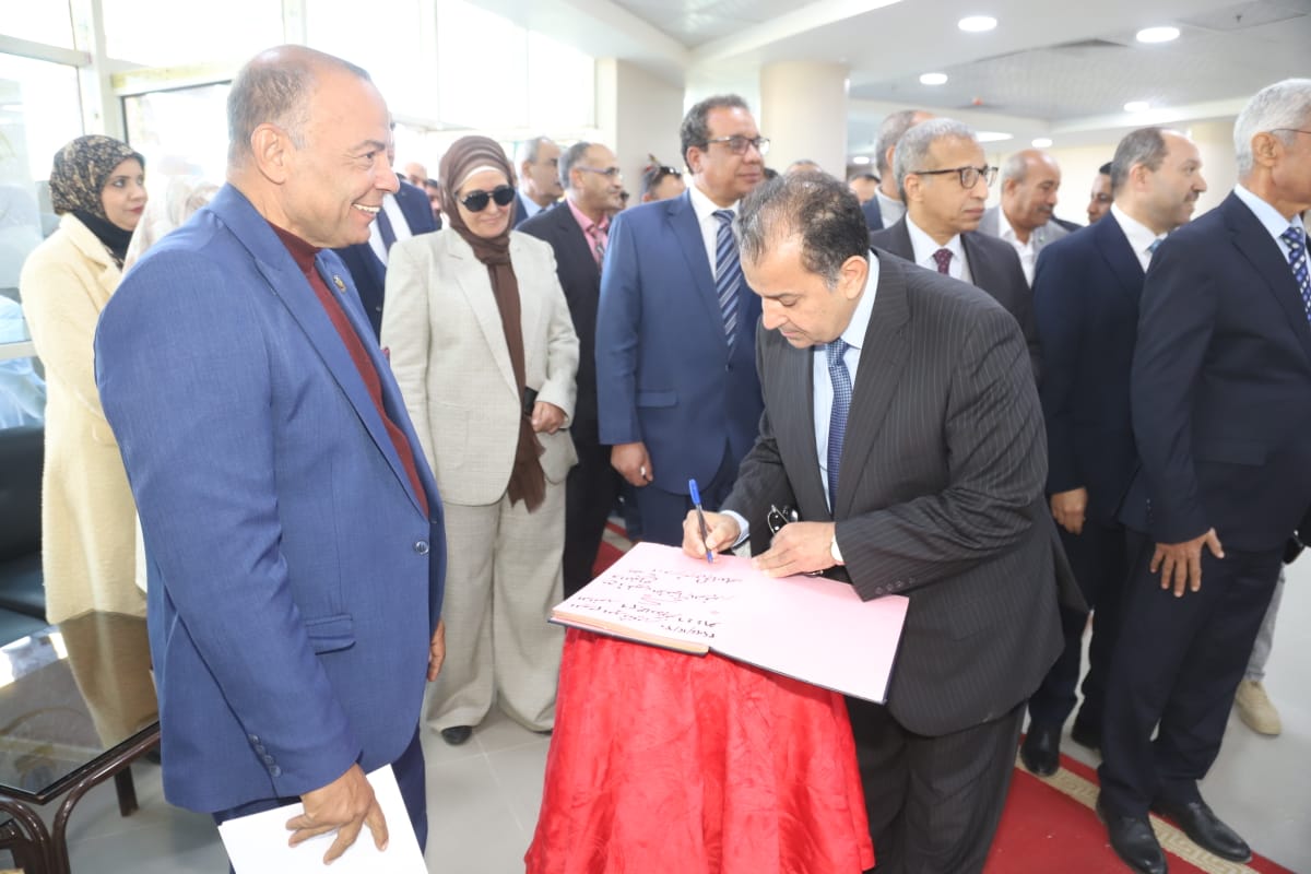 رئيس جامعة جنوب الوادي يفتتح عددا من المشروعات التطويرية بمقر الجامعة 