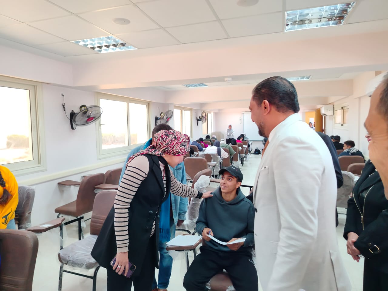 رئيس جامعة الأقصر تتابع سير امتحانات كلية التربية وتؤكد على تهيئة المناخ المناسب للطلاب