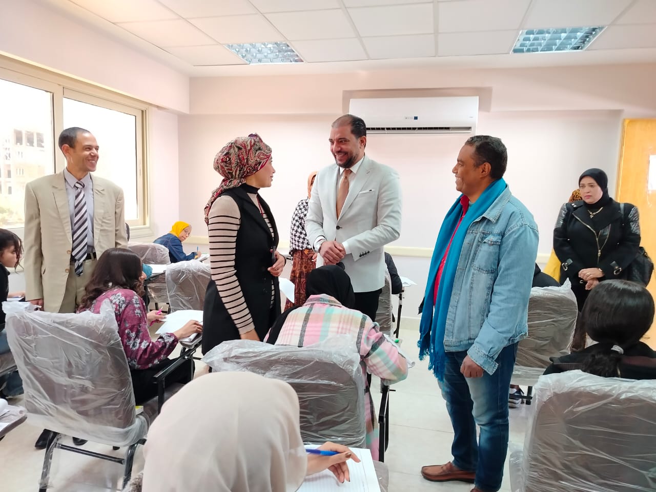 رئيس جامعة الأقصر تتابع سير امتحانات كلية التربية وتؤكد على تهيئة المناخ المناسب للطلاب