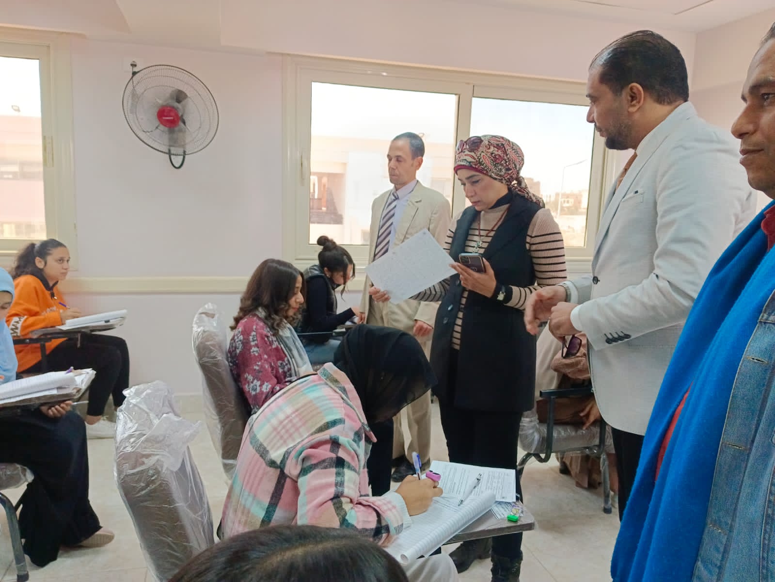 رئيس جامعة الأقصر تتابع سير امتحانات كلية التربية وتؤكد على تهيئة المناخ المناسب للطلاب