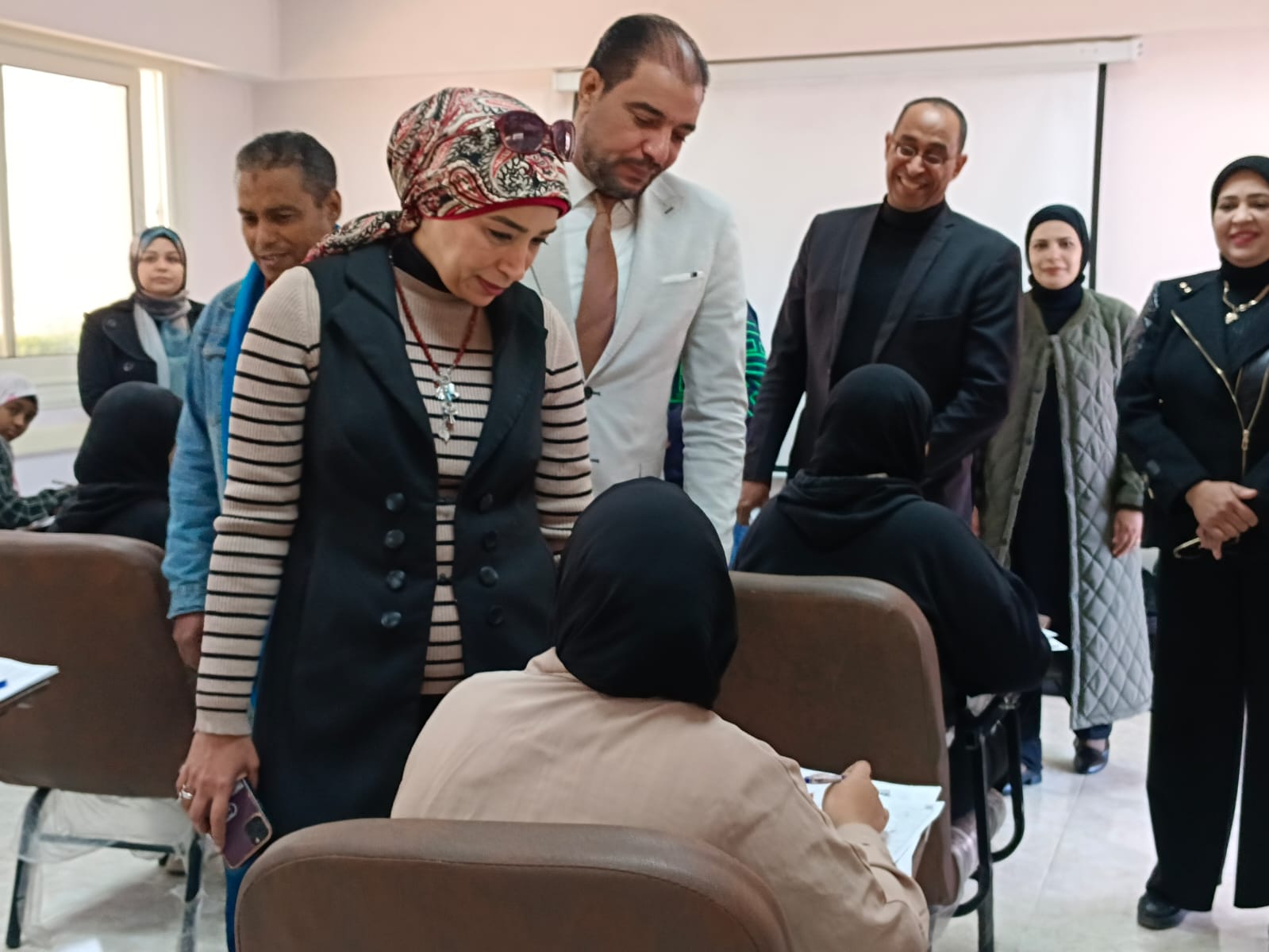 رئيس جامعة الأقصر تتابع سير امتحانات كلية التربية وتؤكد على تهيئة المناخ المناسب للطلاب