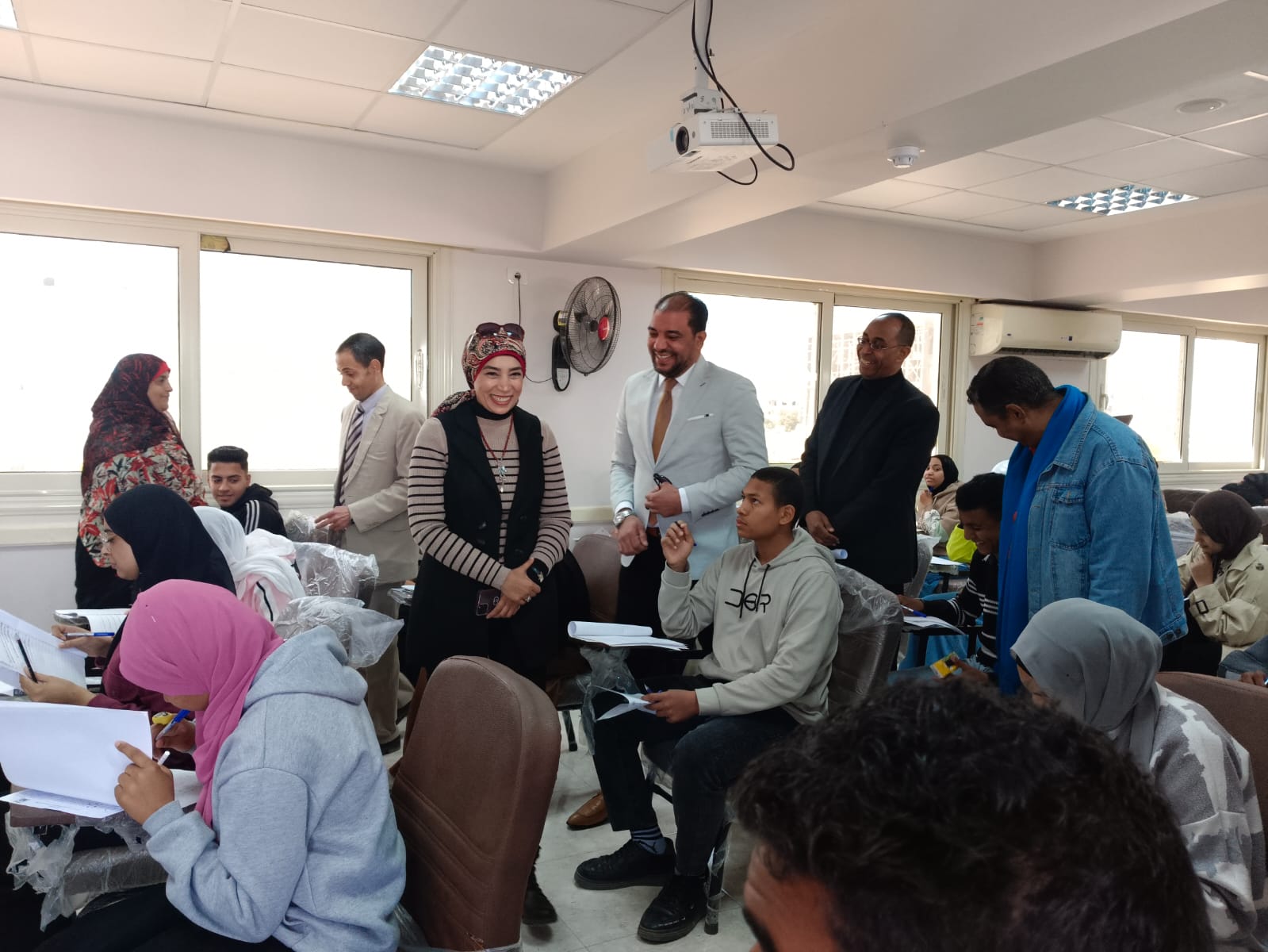 رئيس جامعة الأقصر تتابع سير امتحانات كلية التربية وتؤكد على تهيئة المناخ المناسب للطلاب