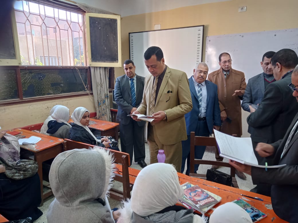 مدير تعليم سوهاج يتفقد مدارس ساقلتة لمتابعة الاستعدادات لامتحانات نصف العام
