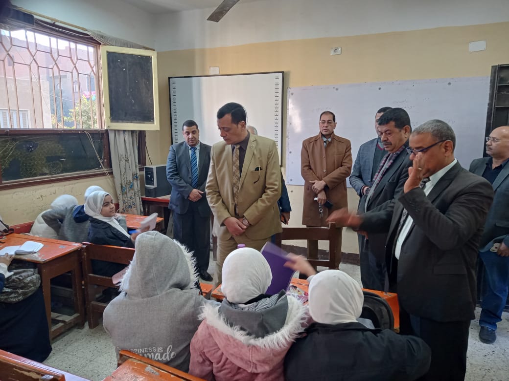 مدير تعليم سوهاج يتفقد مدارس ساقلتة لمتابعة الاستعدادات لامتحانات نصف العام