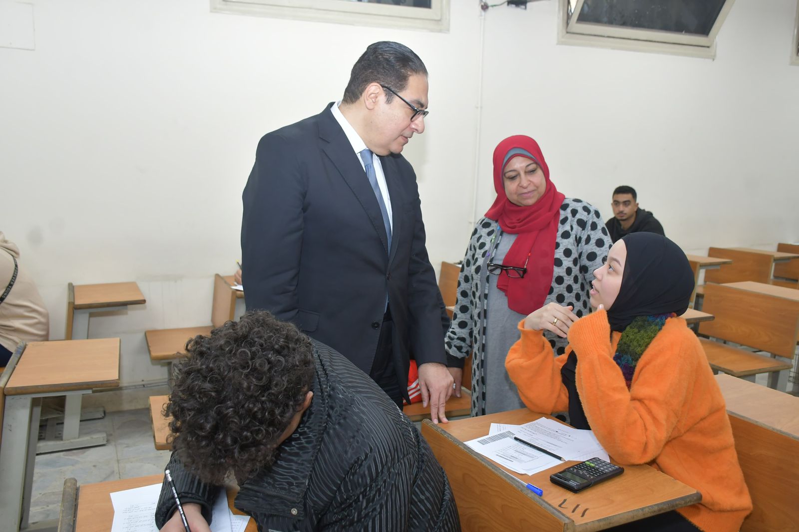 رئيس جامعة القاهرة يقود جولة تفقدية لضمان انضباط امتحانات الفصل الدراسي الأول