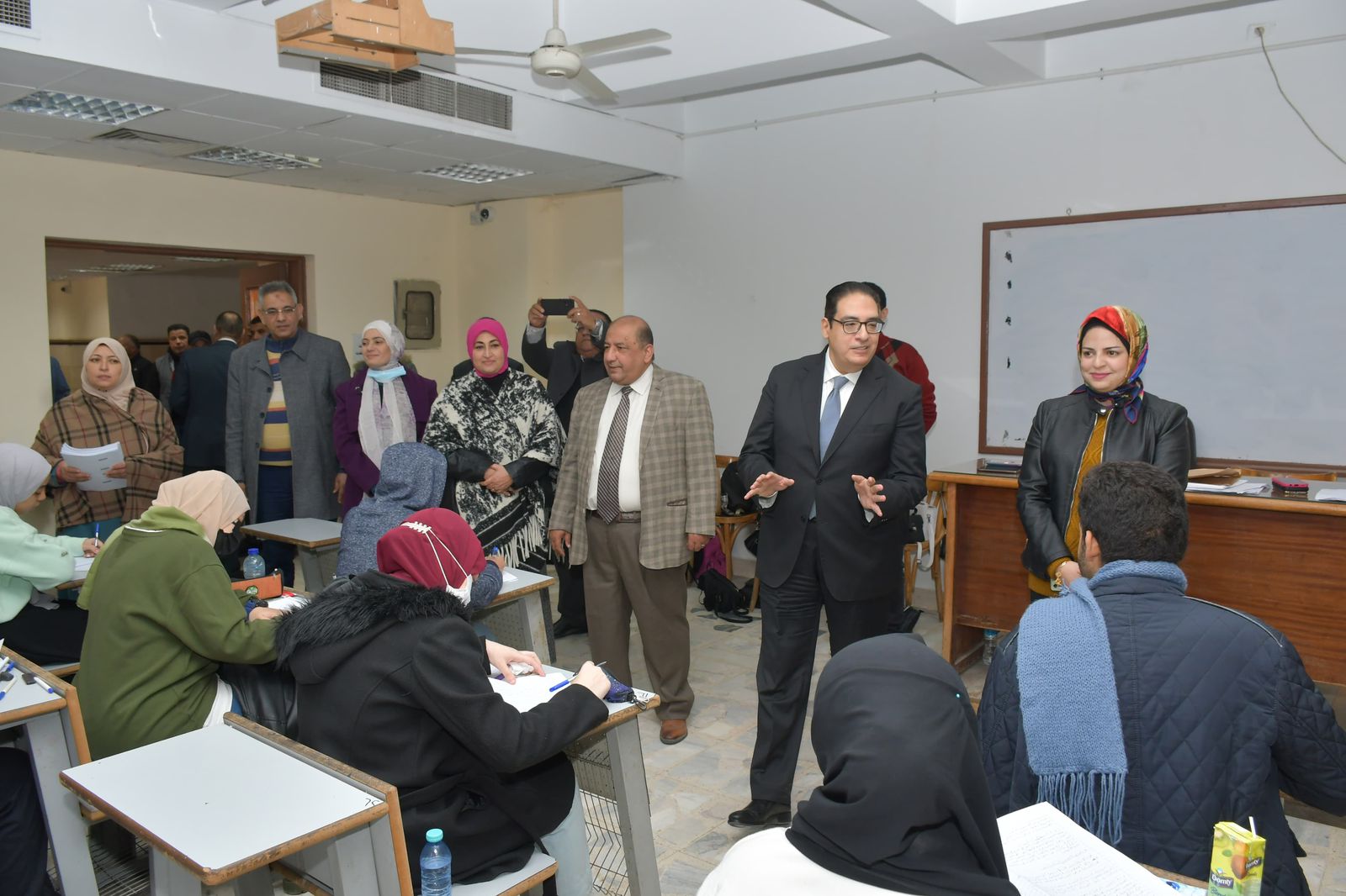 رئيس جامعة القاهرة يقود جولة تفقدية لضمان انضباط امتحانات الفصل الدراسي الأول
