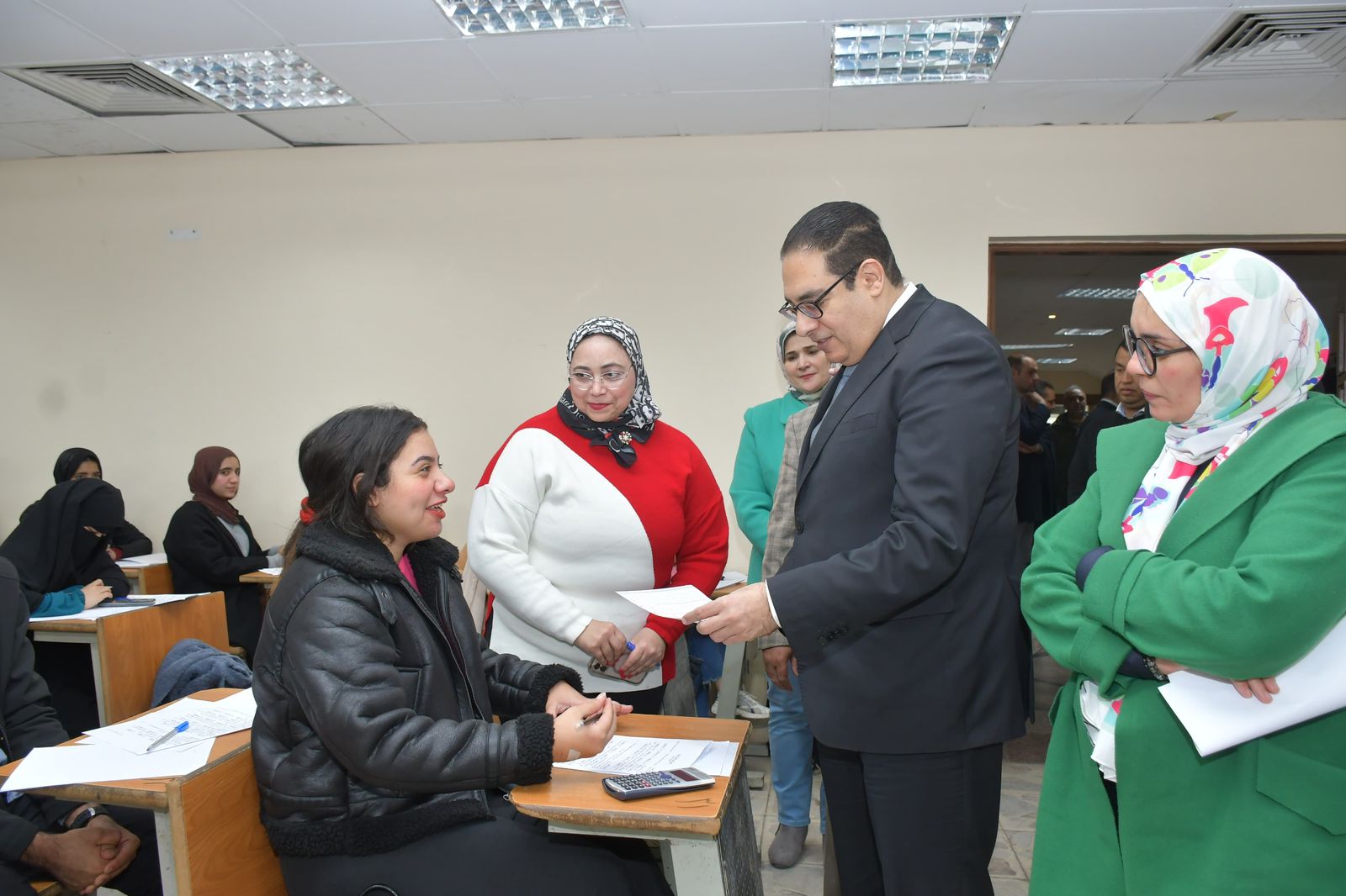 رئيس جامعة القاهرة يقود جولة تفقدية لضمان انضباط امتحانات الفصل الدراسي الأول