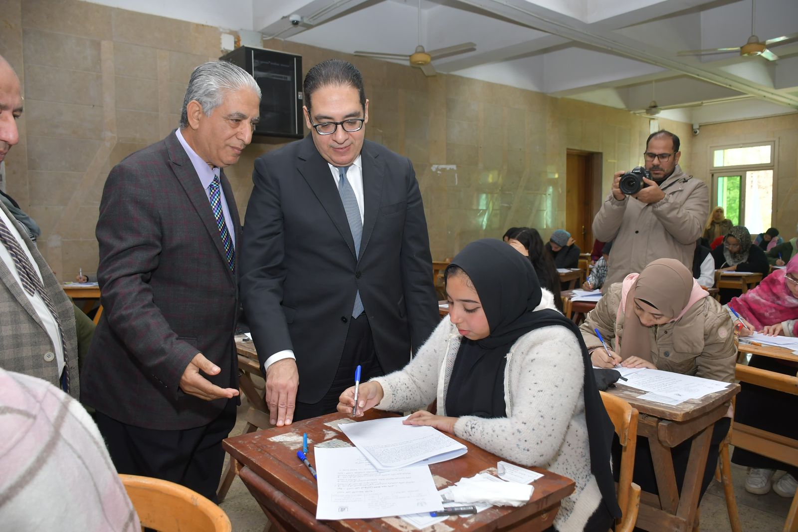 رئيس جامعة القاهرة يقود جولة تفقدية لضمان انضباط امتحانات الفصل الدراسي الأول