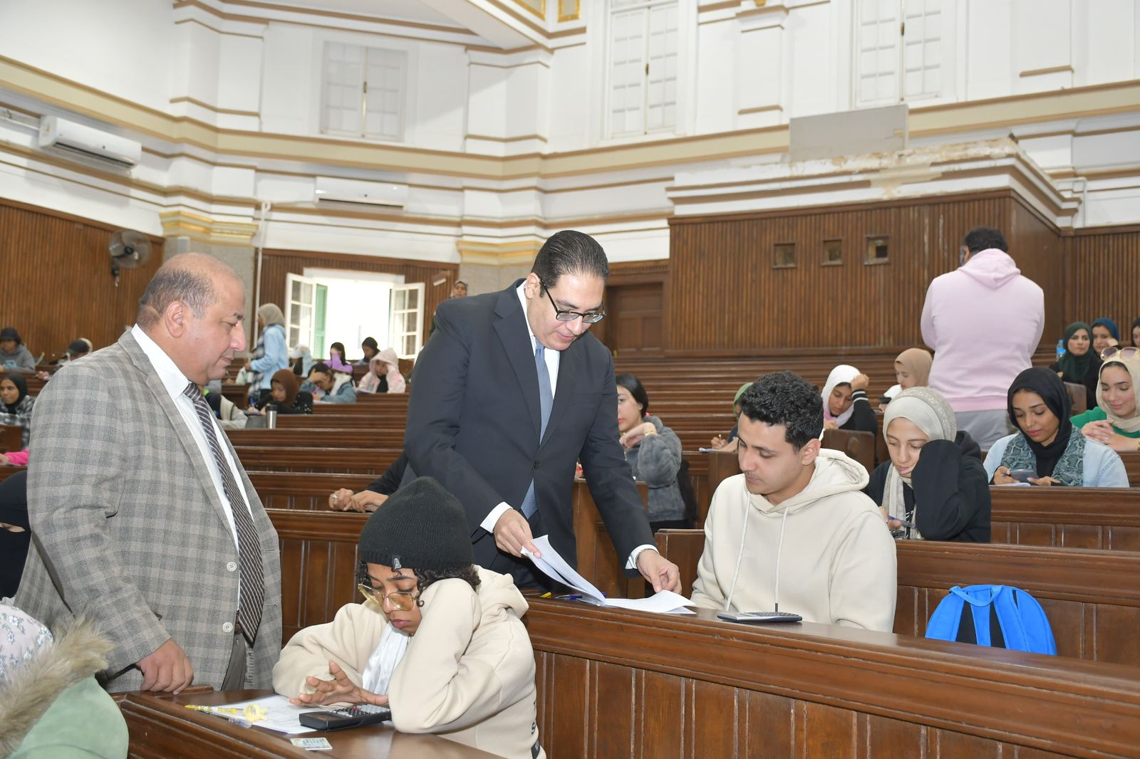 رئيس جامعة القاهرة يقود جولة تفقدية لضمان انضباط امتحانات الفصل الدراسي الأول