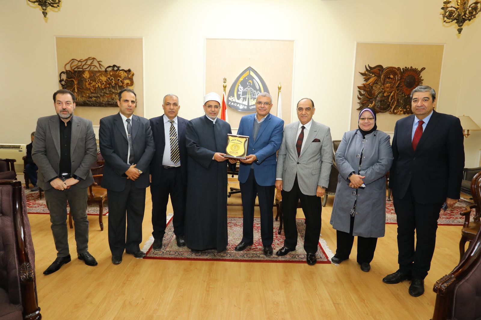 رئيسا جامعتي الزقازيق والأزهر يطمئنان على طالبات الدراسات الإسلامية المصابات إثر حادث