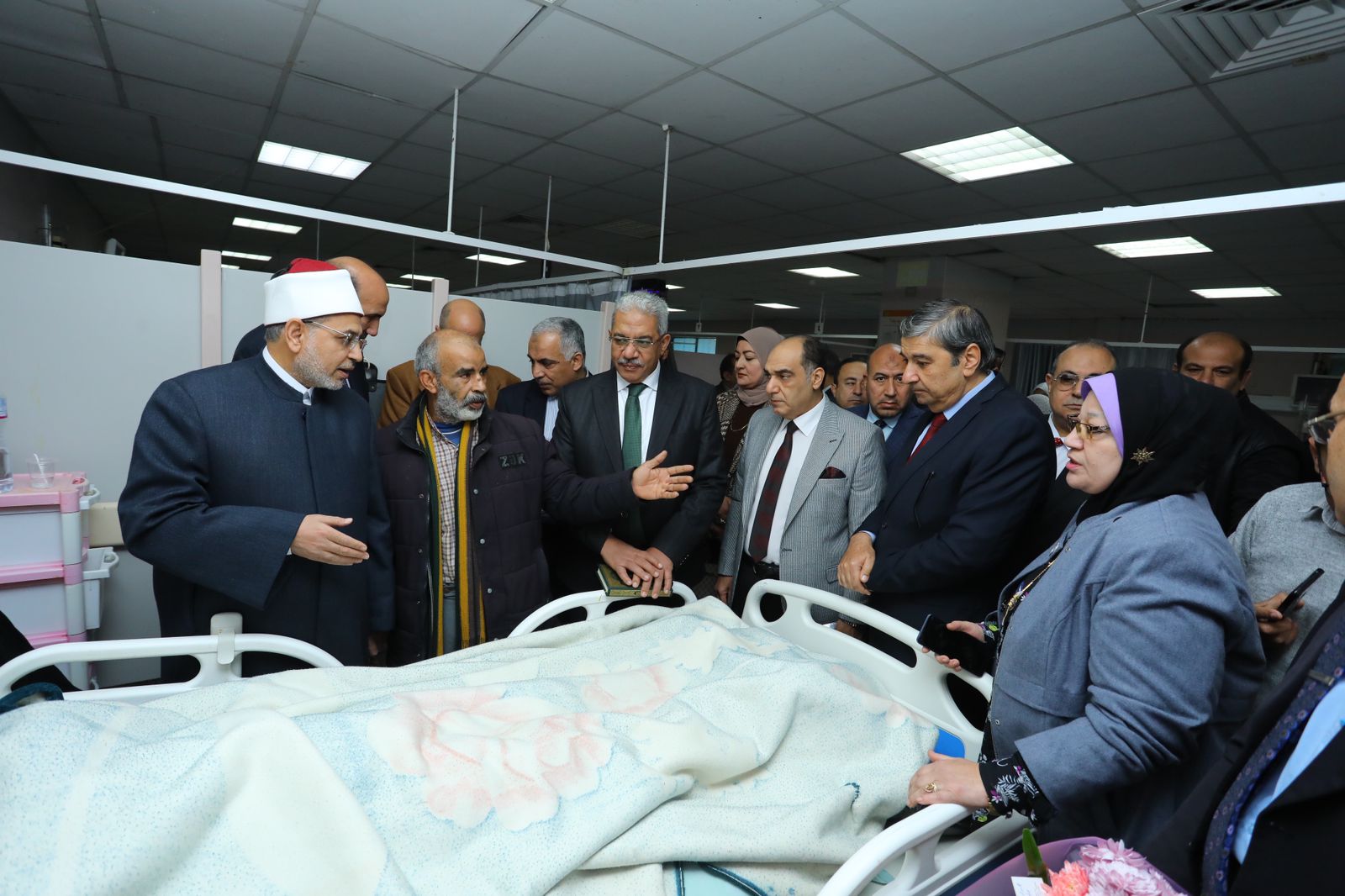 رئيسا جامعتي الزقازيق والأزهر يطمئنان على طالبات الدراسات الإسلامية المصابات إثر حادث