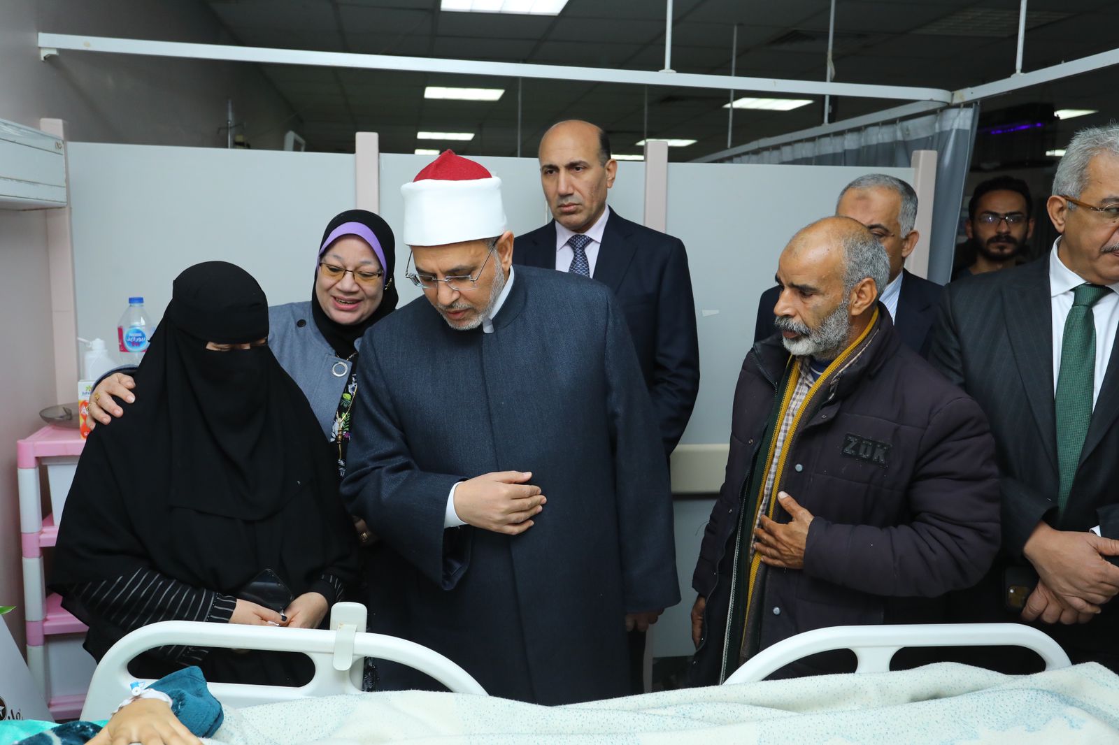 رئيسا جامعتي الزقازيق والأزهر يطمئنان على طالبات الدراسات الإسلامية المصابات إثر حادث