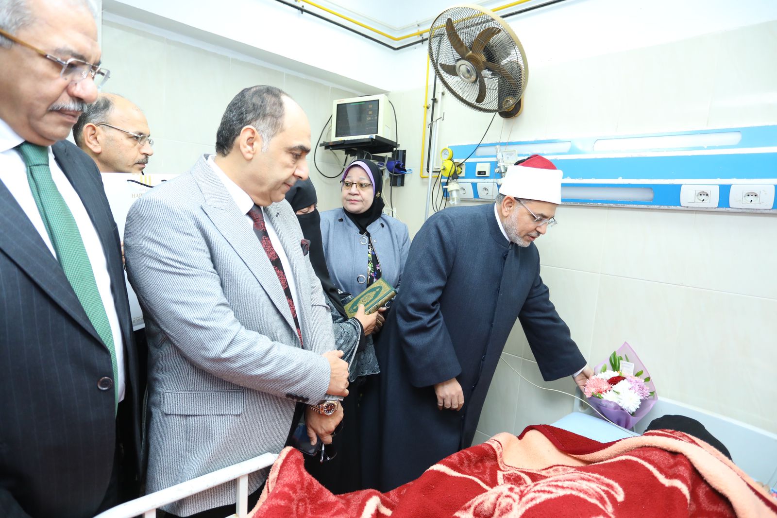 رئيسا جامعتي الزقازيق والأزهر يطمئنان على طالبات الدراسات الإسلامية المصابات إثر حادث