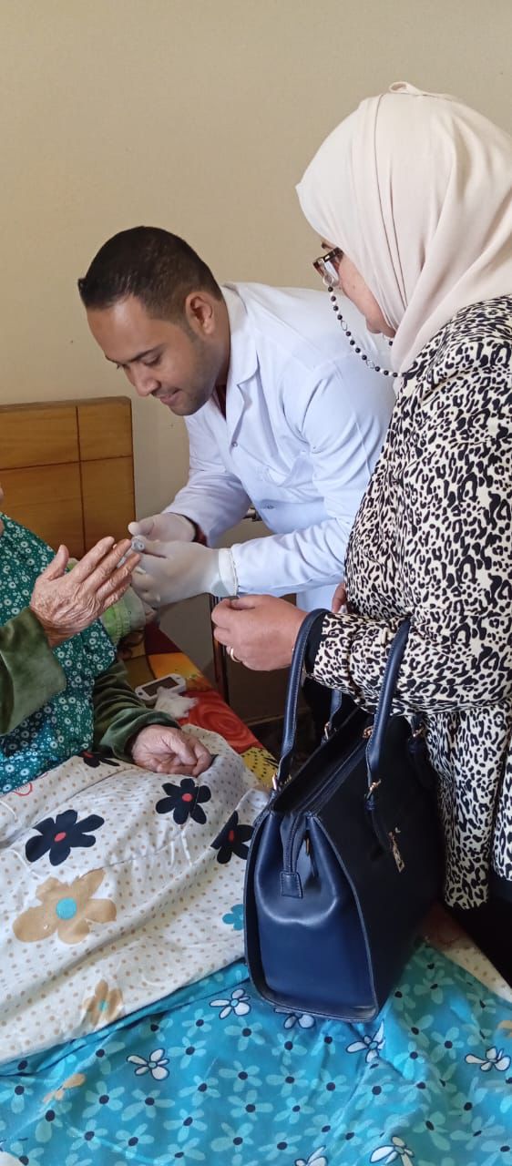 جامعة القاهرة تختتم المرحلة الأولي من مبادرة بداية بزيارة دار مسنين بيت العيلة