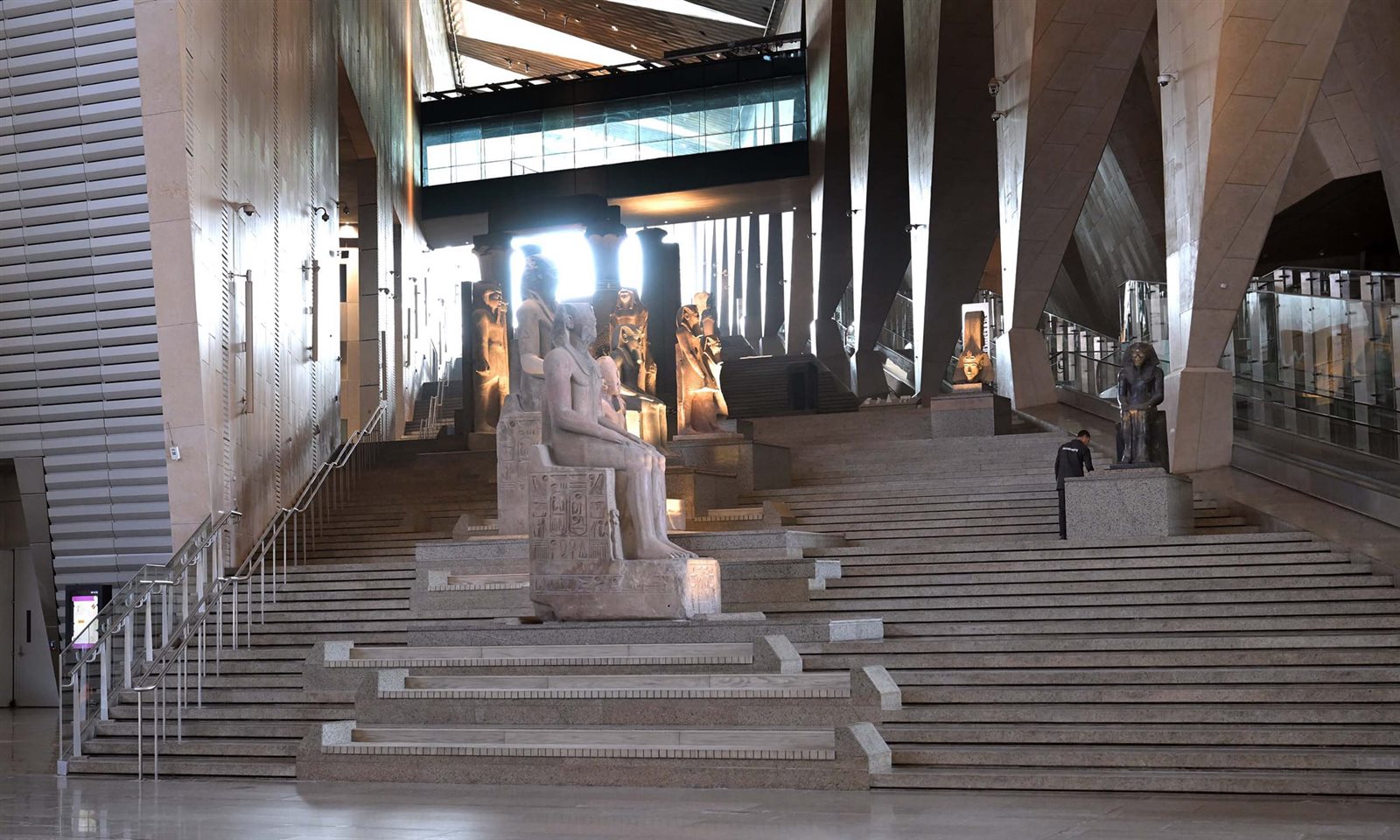 رئيس الوزراء يتابع الاستعدادات النهائية لافتتاح المتحف المصري الكبير