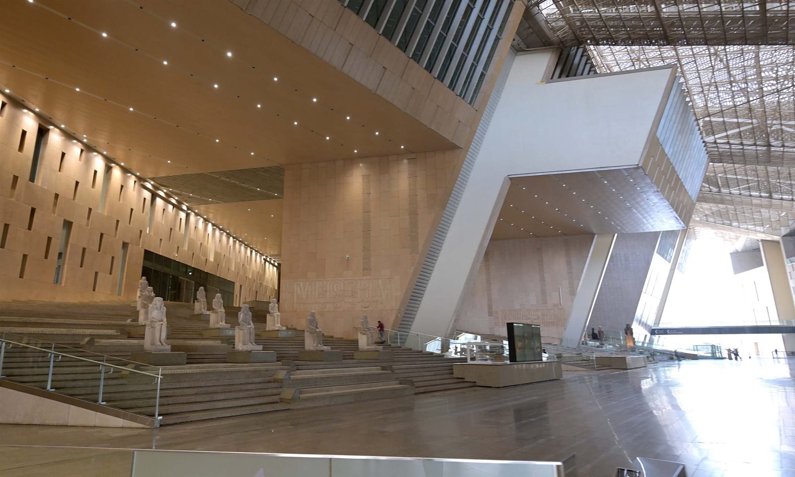 رئيس الوزراء يتابع الاستعدادات النهائية لافتتاح المتحف المصري الكبير