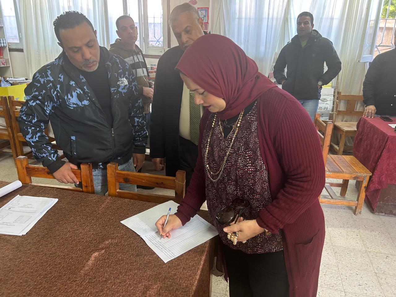 18،394 طالبًا وطالبة يؤدون امتحانات الفصل الدراسي الأول في تعليم مطروح وسط أجواء هادئة