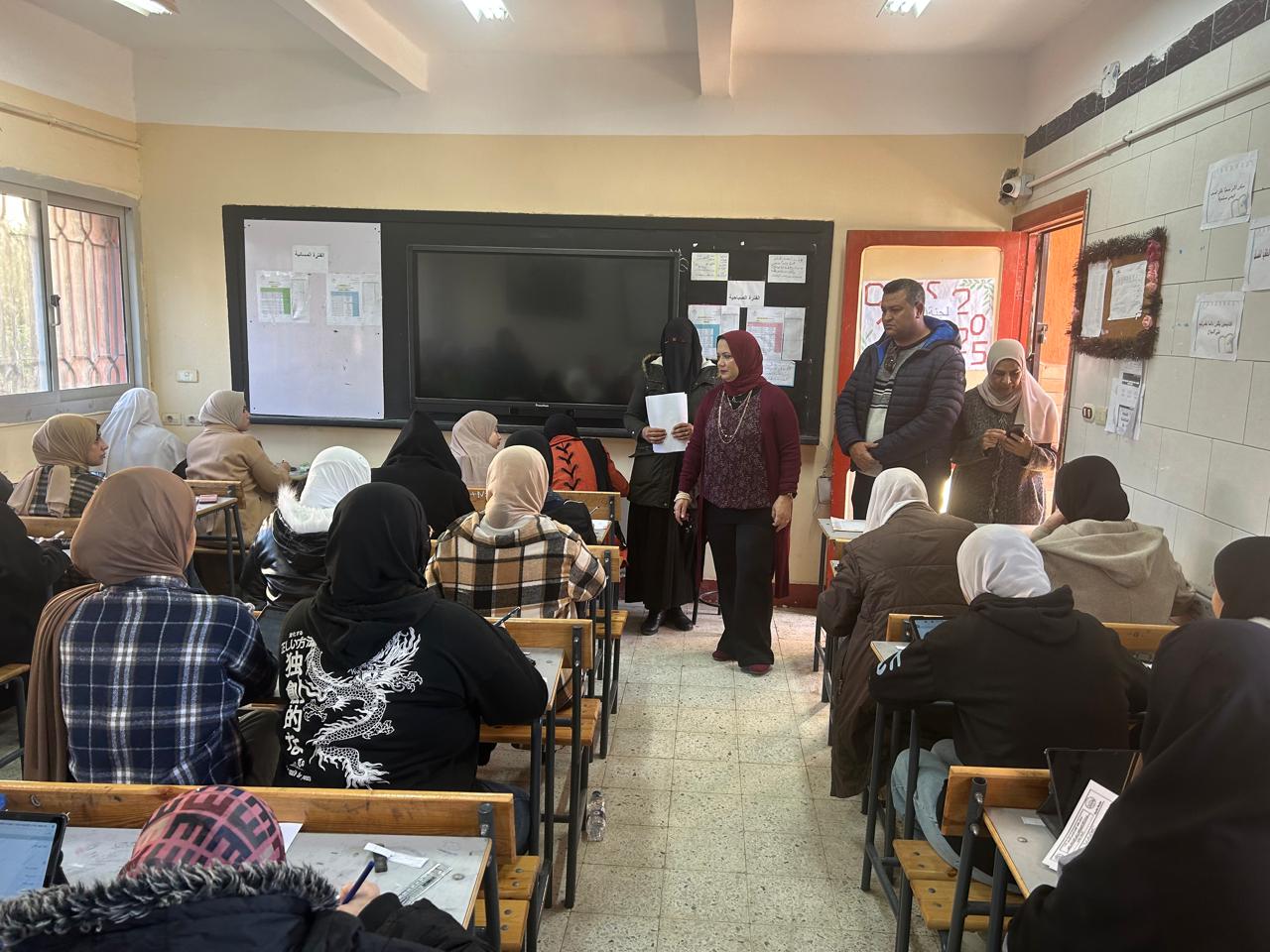 18،394 طالبًا وطالبة يؤدون امتحانات الفصل الدراسي الأول في تعليم مطروح وسط أجواء هادئة