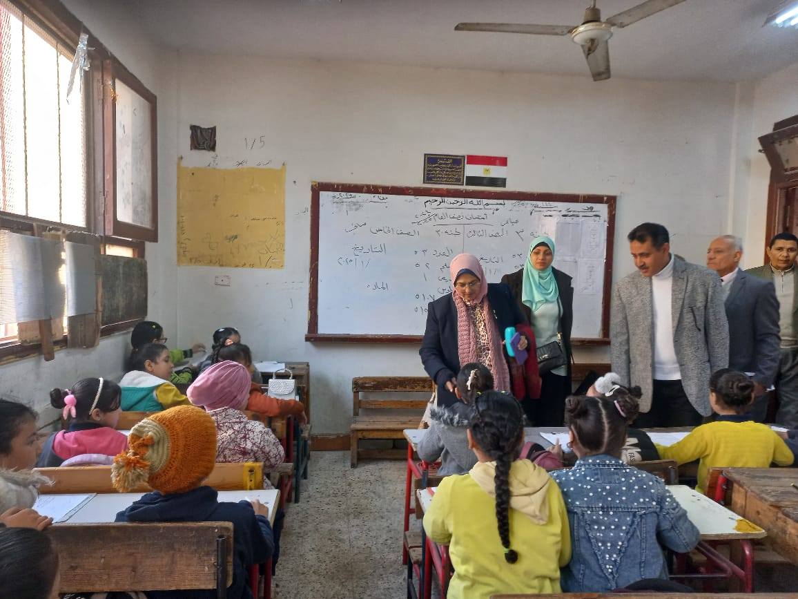 وكيل تعليم الجيزة في جولة تفقدية لضمان سير امتحانات صفوف النقل بكفاءة