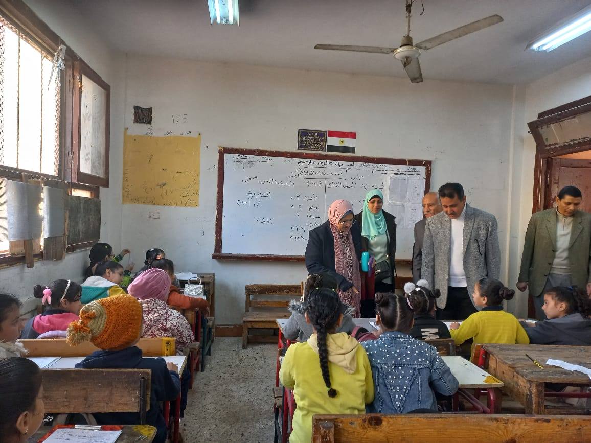 وكيل تعليم الجيزة في جولة تفقدية لضمان سير امتحانات صفوف النقل بكفاءة