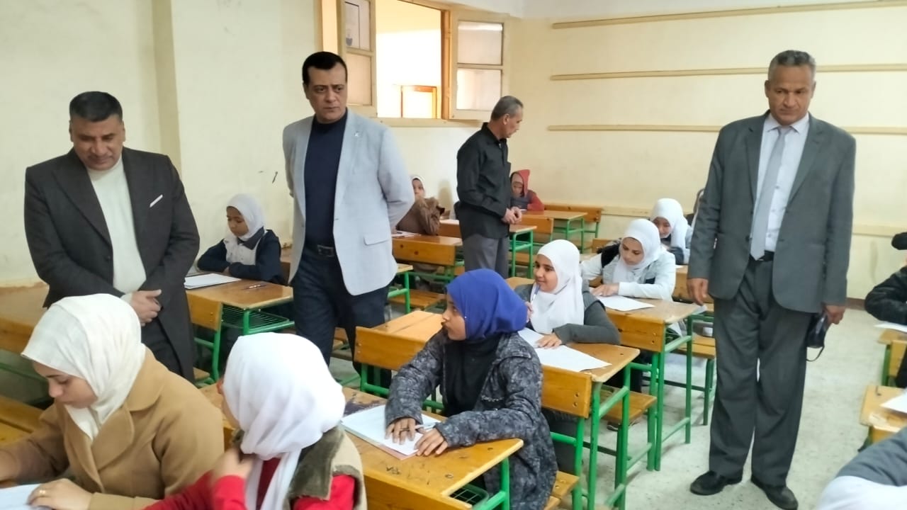 مدير تعليم سوهاج يتابع سير امتحانات الفصل الدراسي الأول بمدارس جهينة