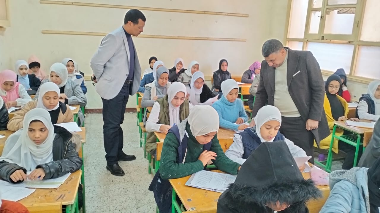 مدير تعليم سوهاج يتابع سير امتحانات الفصل الدراسي الأول بمدارس جهينة