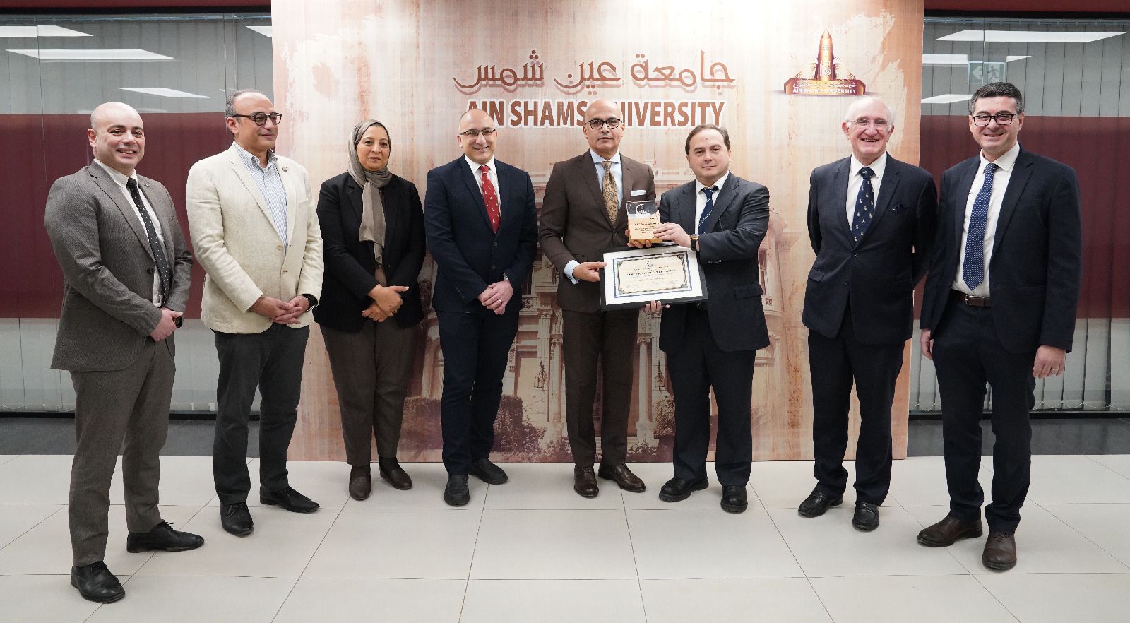 شراكة بين جامعة عين شمس وكلية الجراحين الملكية بلندن لتعزيز التعليم الطبي