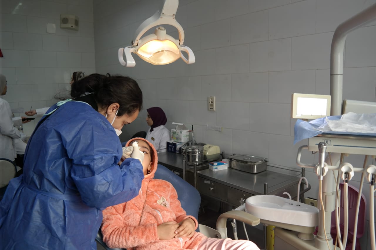 جامعة أسيوط تطلق قافلة طبية متخصصة في طب الأسنان لخدمة أهالي الوليدية