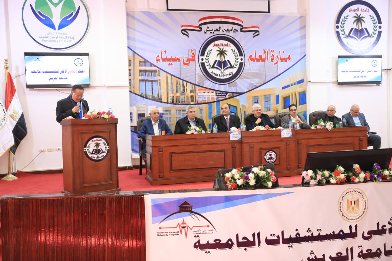 وزير التعليم العالي يلتقي بالكوادر الطبية بالمستشفيات الجامعية في جامعة العريش