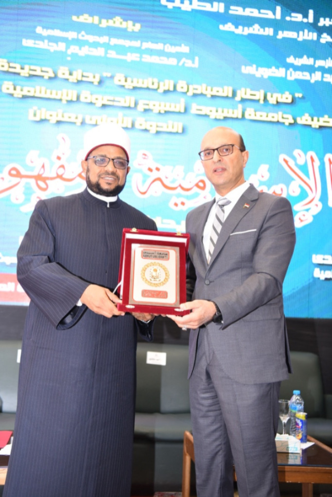 جهود جامعة أسيوط في تعزيز الوعي القومي وتنمية قيم الولاء والانتماء لدى الطلاب