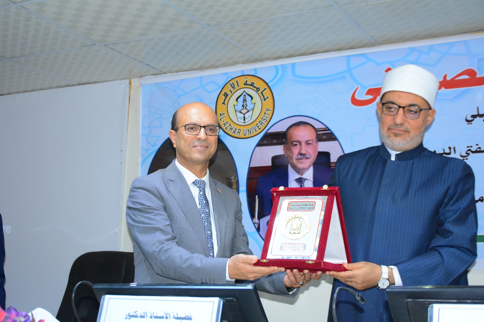 جهود جامعة أسيوط في تعزيز الوعي القومي وتنمية قيم الولاء والانتماء لدى الطلاب