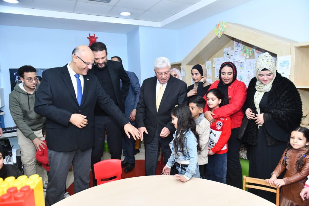 وزير التعليم العالي يدعم غزة ويقوم بزيارة تفقدية للمصابين بمستشفى الناس الخيري في القليوبية