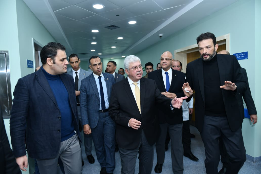 وزير التعليم العالي يدعم غزة ويقوم بزيارة تفقدية للمصابين بمستشفى الناس الخيري في القليوبية