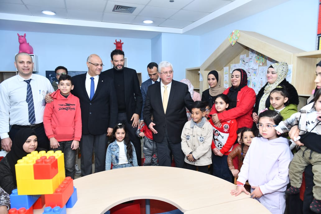 وزير التعليم العالي يدعم غزة ويقوم بزيارة تفقدية للمصابين بمستشفى الناس الخيري في القليوبية