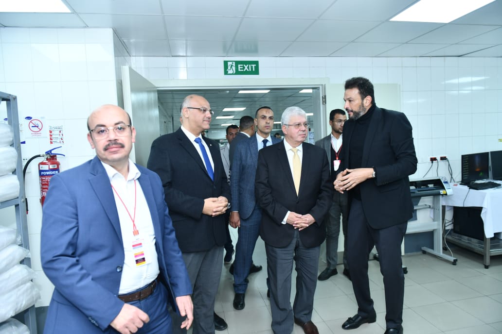 وزير التعليم العالي يدعم غزة ويقوم بزيارة تفقدية للمصابين بمستشفى الناس الخيري في القليوبية