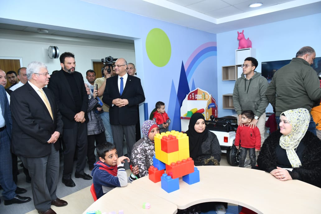 وزير التعليم العالي يدعم غزة ويقوم بزيارة تفقدية للمصابين بمستشفى الناس الخيري في القليوبية