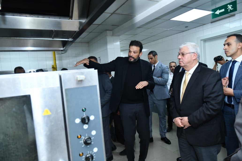 وزير التعليم العالي يدعم غزة ويقوم بزيارة تفقدية للمصابين بمستشفى الناس الخيري في القليوبية