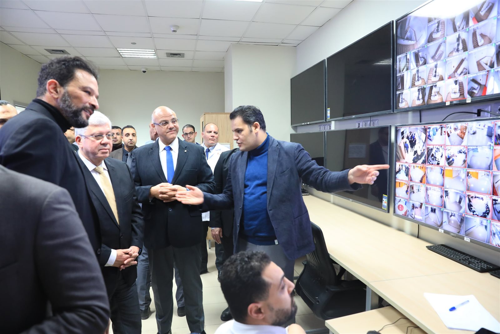 وزير التعليم العالي يدعم غزة ويقوم بزيارة تفقدية للمصابين بمستشفى الناس الخيري في القليوبية