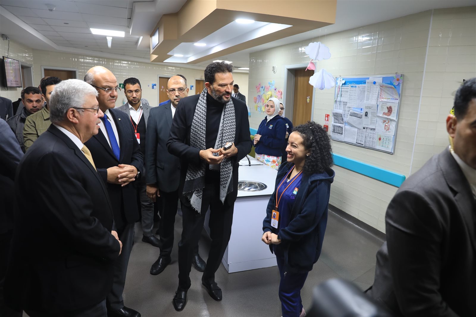وزير التعليم العالي يدعم غزة ويقوم بزيارة تفقدية للمصابين بمستشفى الناس الخيري في القليوبية