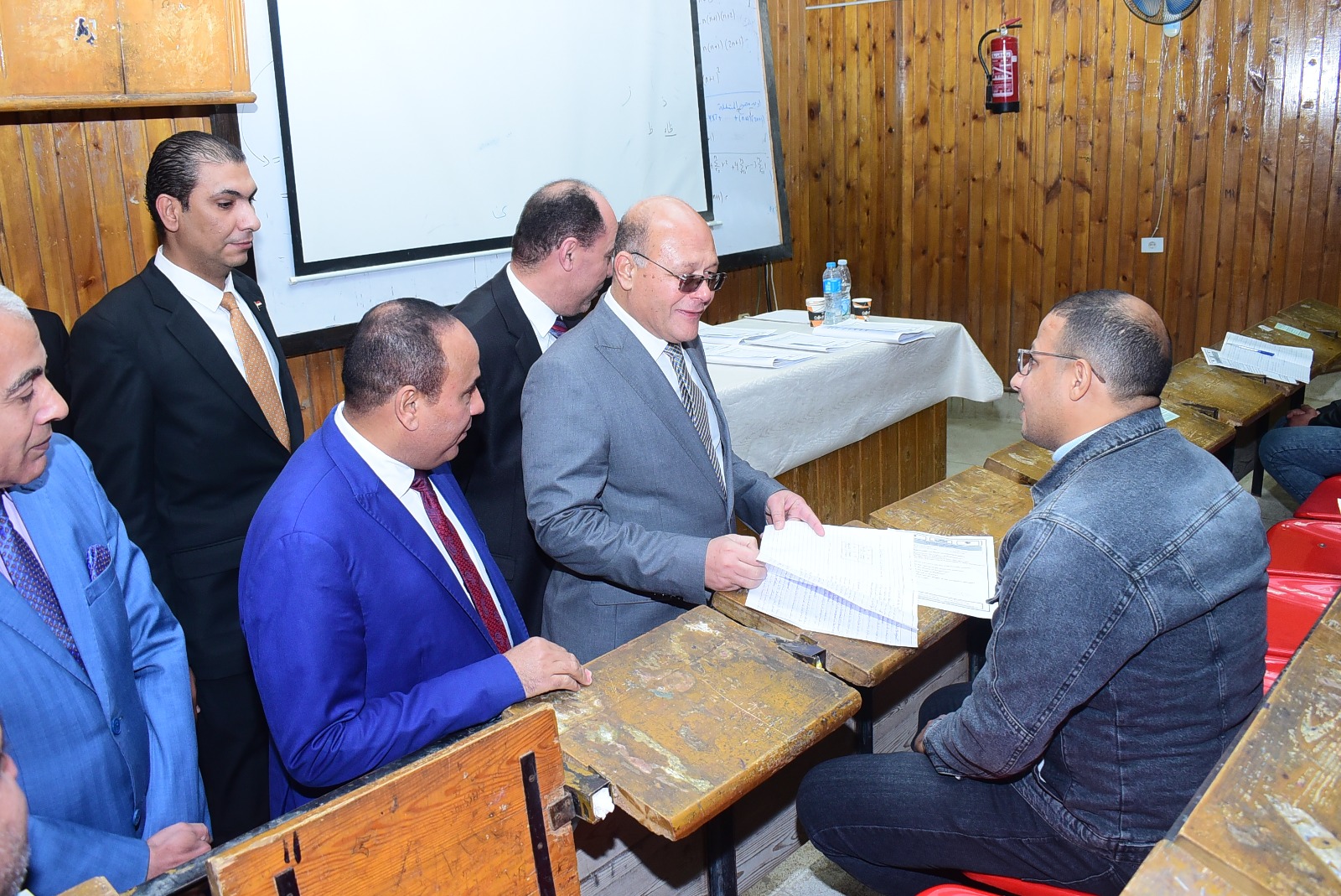 جولة تفقدية لرئيس جامعة سوهاج داخل لجان امتحانات كلية الدراسات العليا في عامها الأول