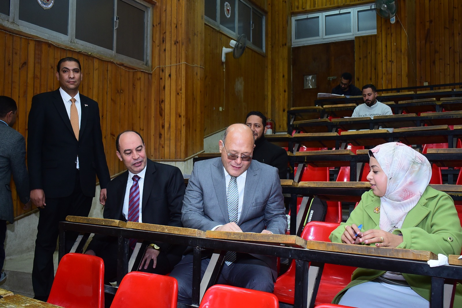 جولة تفقدية لرئيس جامعة سوهاج داخل لجان امتحانات كلية الدراسات العليا في عامها الأول