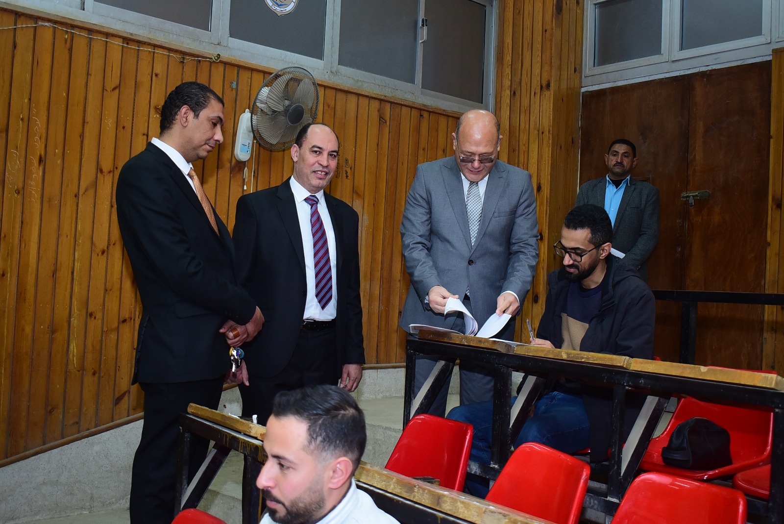 جولة تفقدية لرئيس جامعة سوهاج داخل لجان امتحانات كلية الدراسات العليا في عامها الأول