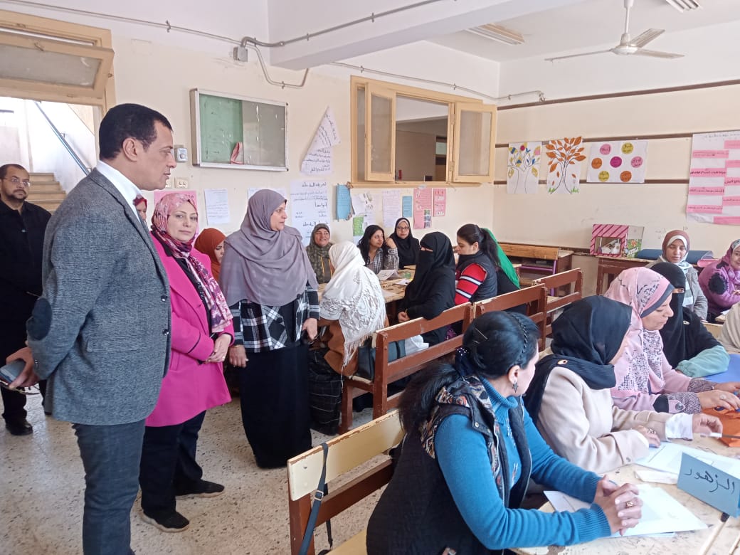 مدير تعليم سوهاج يتابع برامج التدريب