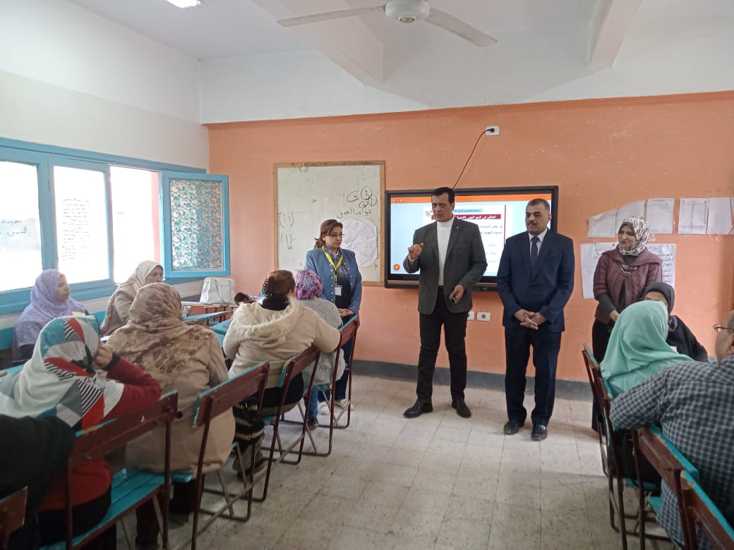 مدير تعليم سوهاج يتابع برامج التدريب