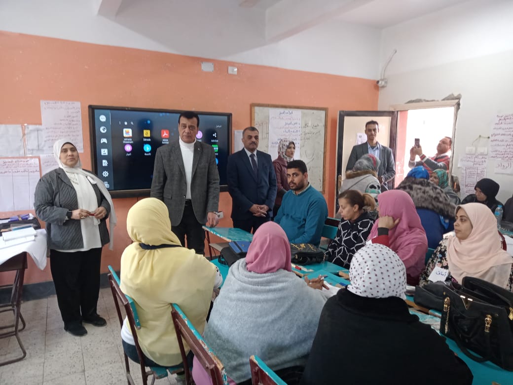 مدير تعليم سوهاج يتابع برامج التدريب