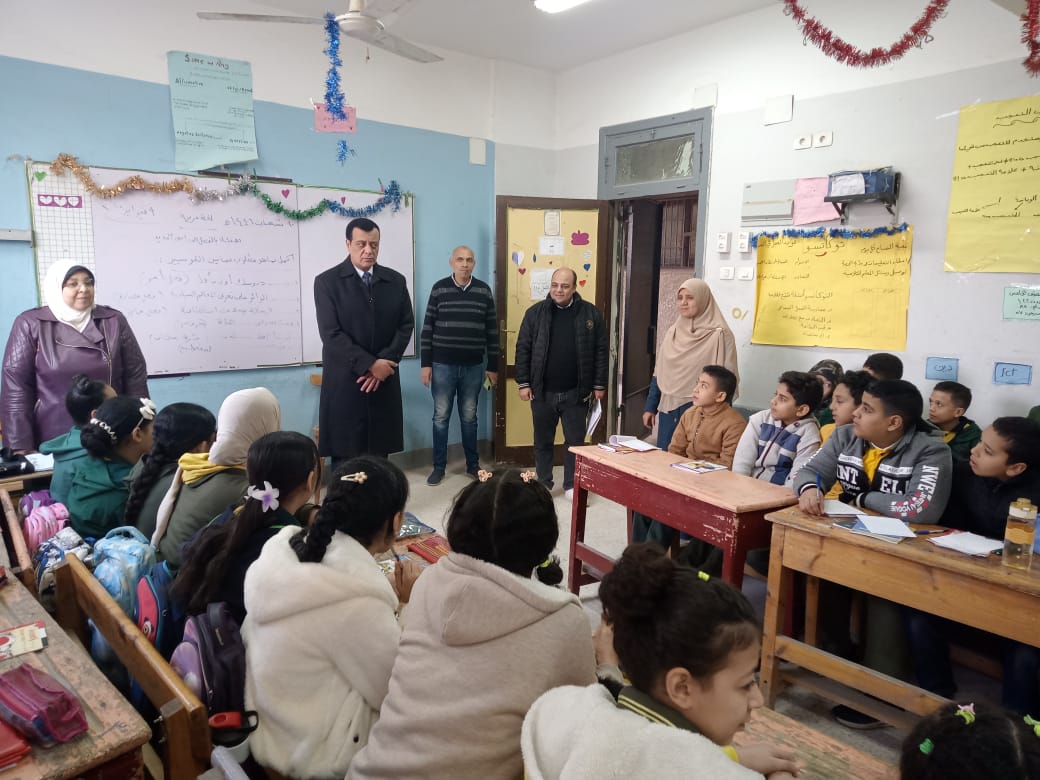 مدير تعليم سوهاج يتابع انتظام الدراسة بمدارس المحافظة