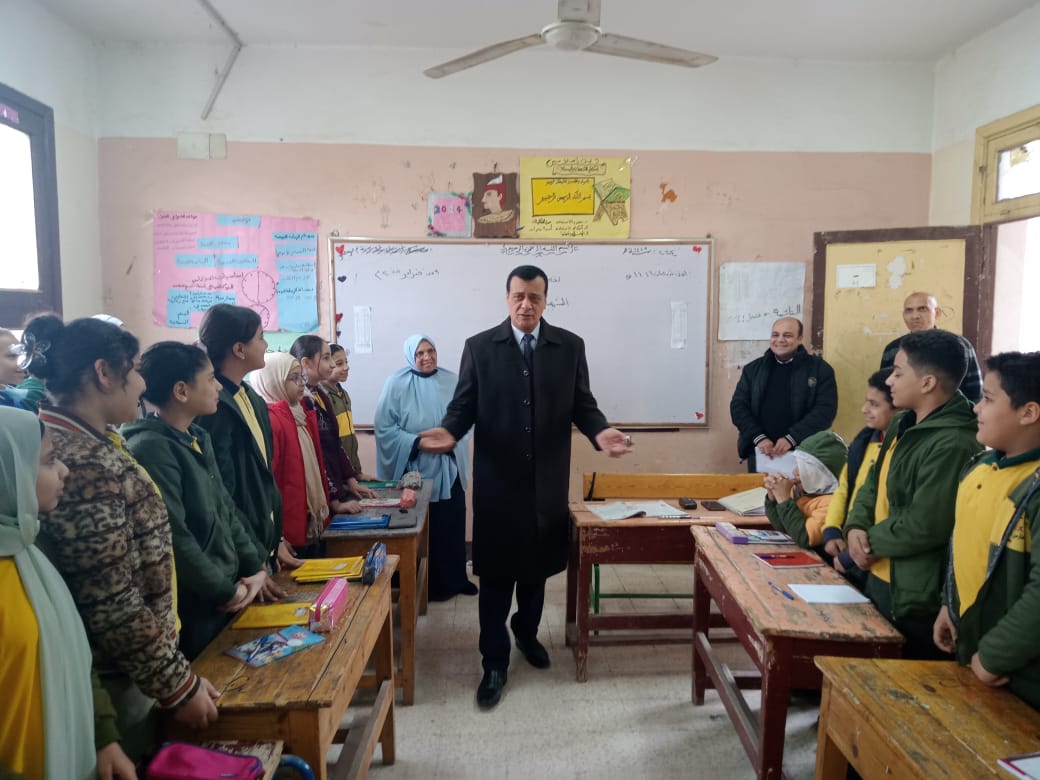 مدير تعليم سوهاج يتابع انتظام الدراسة بمدارس المحافظة