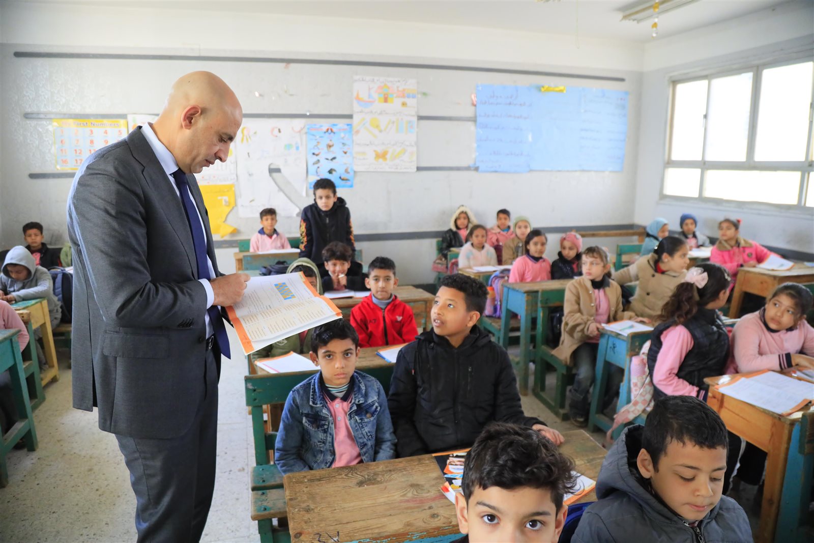 وزير التربية والتعليم يتفقد مدارس الشرقية