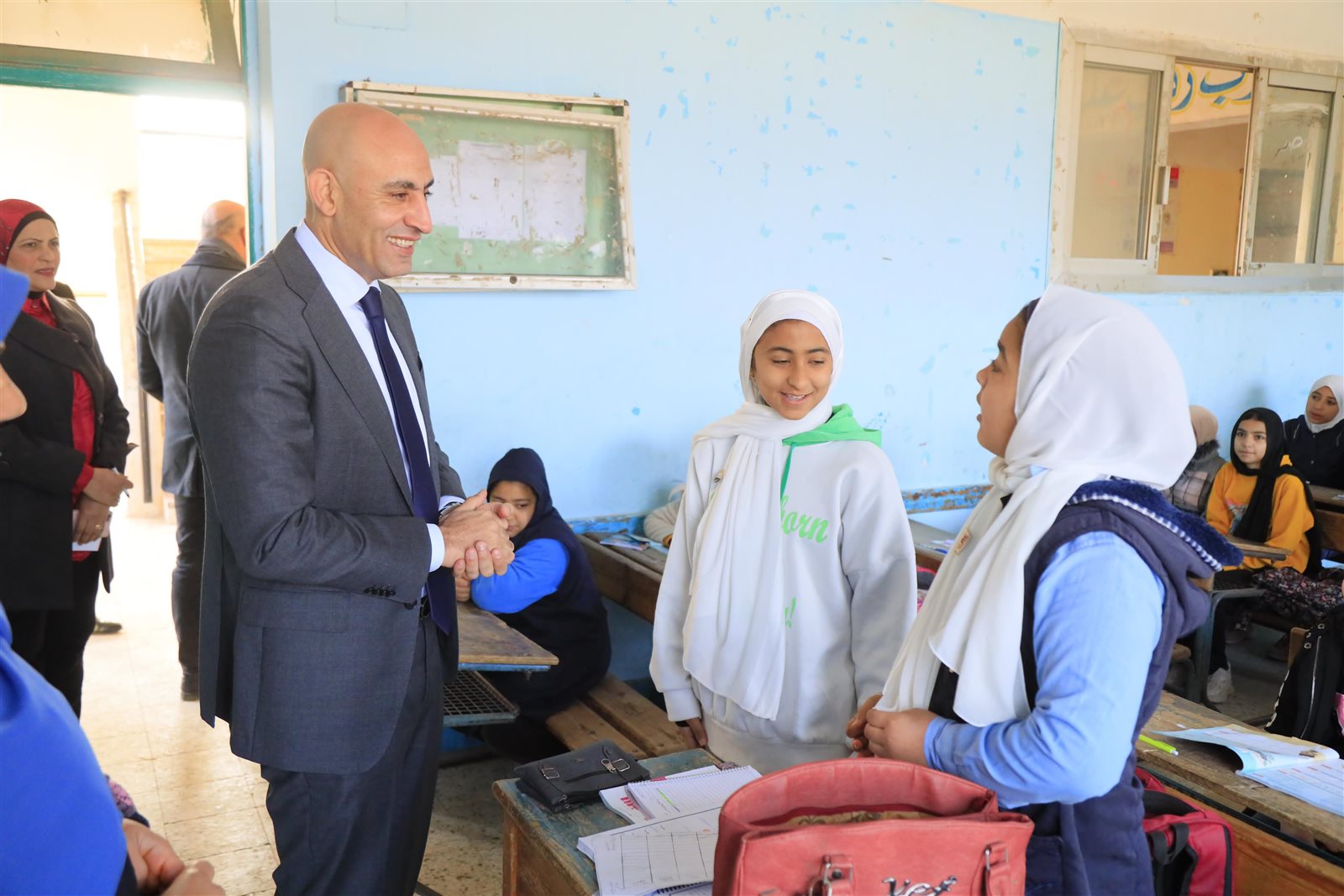 وزير التربية والتعليم يتفقد مدارس الشرقية